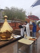 На западной части храма в честь Сорока мучеников Севастийских установлен купол и крест